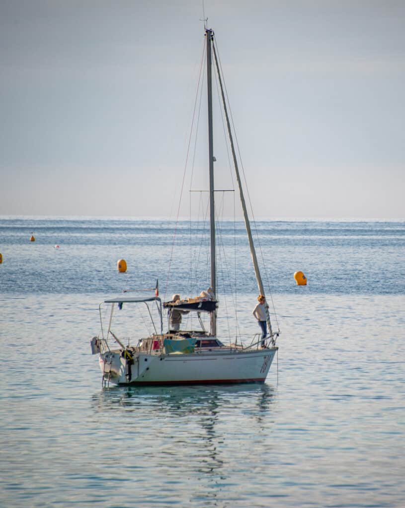 Un magnifique voilier naviguant la rade de Villefranche-sur-Mer parfaite pour tous sports nautiques.