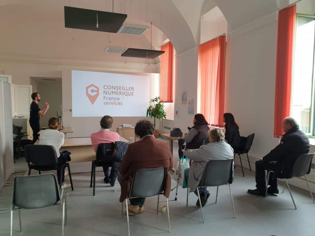 Image illustrative d'un atelier numérique animé par le conseiller numérique du France Services de Villefranche-sur-Mer