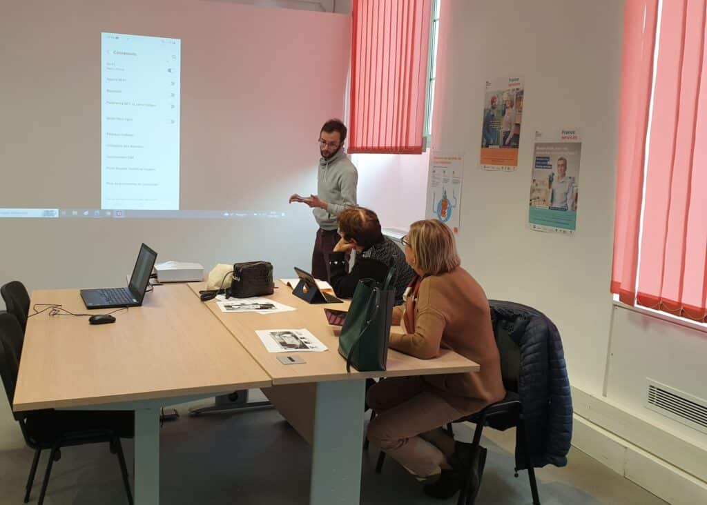 Image illustrative d'un atelier numérique individuel animé par le conseiller numérique du France Services de Villefranche-sur-Mer