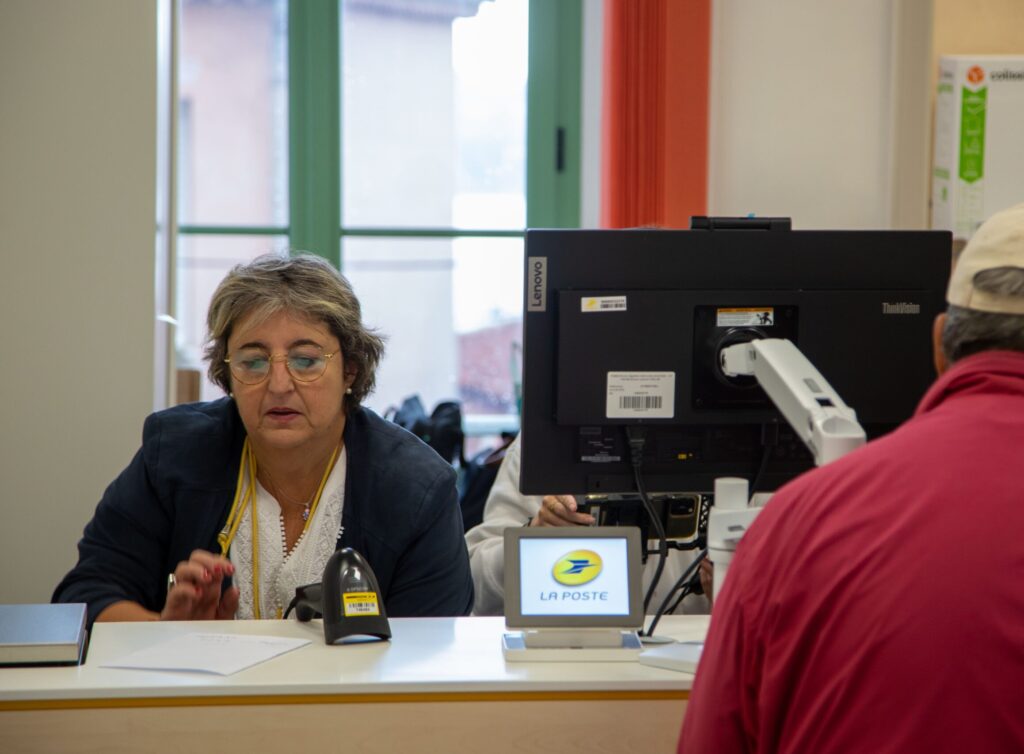 Employée de l'agence postale communale de Villefranche-sur-Mer