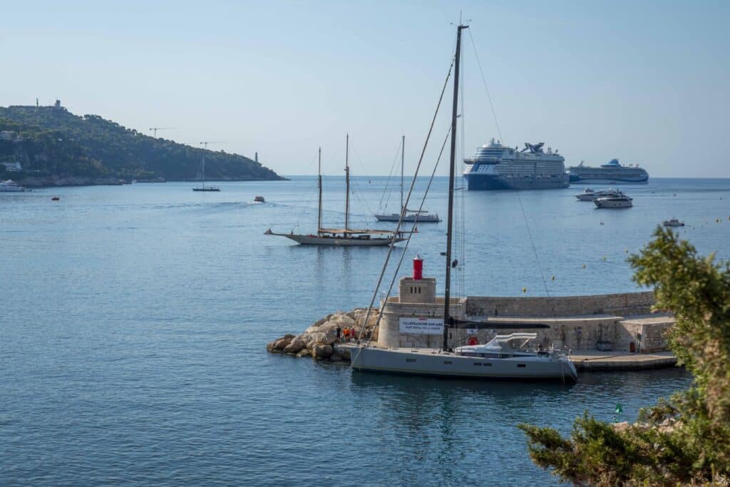 Image illustrative d'un voilier quittant l'un des ports propres de Villefranche-sur-Mer : le Port de la Darse