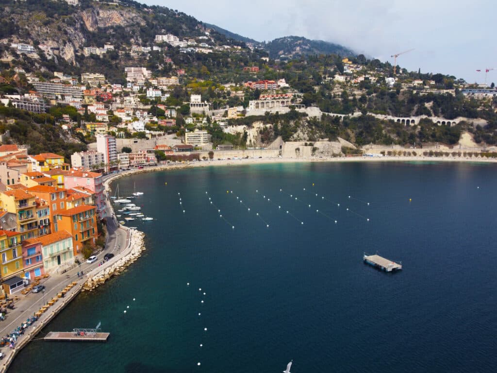 Image illustrative des mouillages installés dans le Port de la Santé de Villefranche-sur-Mer vu en drône