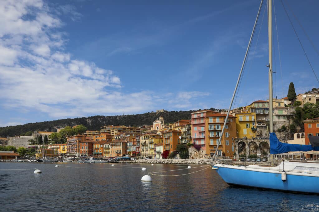 Image illustrative d'un mouillage auquel est rattaché un voilier avec vu sur la vieille ville en fond.